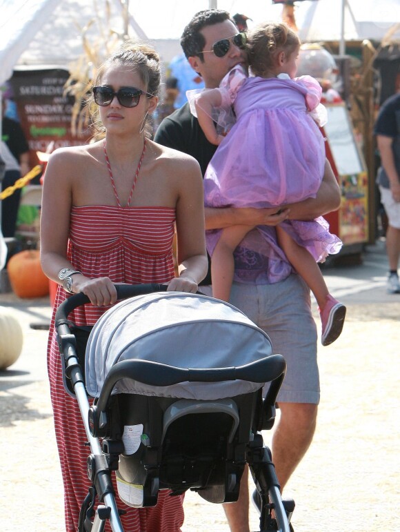 Jessica Alba et Cash Warren emmènent Honor et Haven chez Mr Bones Pumpkin Patch. Samedi 15 octobre 2011