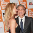 Stacy Keibler et George Clooney, amoureux et complices, lors de l'avant-première du film The Descendants au festival du film de New York le 16 octobre 2011