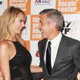 Eclats de rire entre Stacy Keibler et George Clooney lors de l'avant-première du film The Descendants au festival du film de New York le 16 octobre 2011