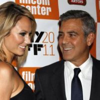 George Clooney pose enfin avec sa sculpturale compagne Stacy Keibler