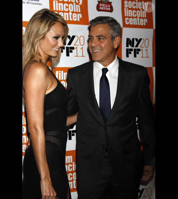 Les amoureux Stacy Keibler et George Clooney, radieux, lors de l'avant-première du film The Descendants au festival du film de New York le 16 octobre 2011