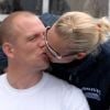 Zara Phillips et Mike Tindall, très complices le 5 août 2011 à Gatcombe Park.
Le petit moment d'égarement de Mike Tindall en Nouvelle-Zélande, lorsqu'il a embrassé son ex Jessica Palmer en soirée, n'a visiblement pas porté préjudice à son mariage tout frais avec Zara Phillips. Dès le retour du rugbyman, le couple est allé se la couler douce à Chypre.