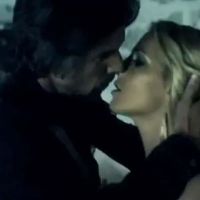 Britney Spears et son boyfriend nus sous la douche pour le clip de Criminal
