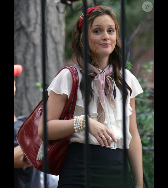 Leighton Meester sur le tournage de Gossip Girl. Blair est fan des accessoires pour cheveux