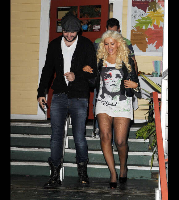 Christina Aguilera et son copain Matt Rutler à la sortie du restaurant Off Wine à Los Angeles, le 17 octobre 2011