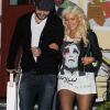 Christina Aguilera toute joyeuse et son copain Matt Rutler à la sortie du restaurant Off Wine à Los Angeles, le 17 octobre 2011