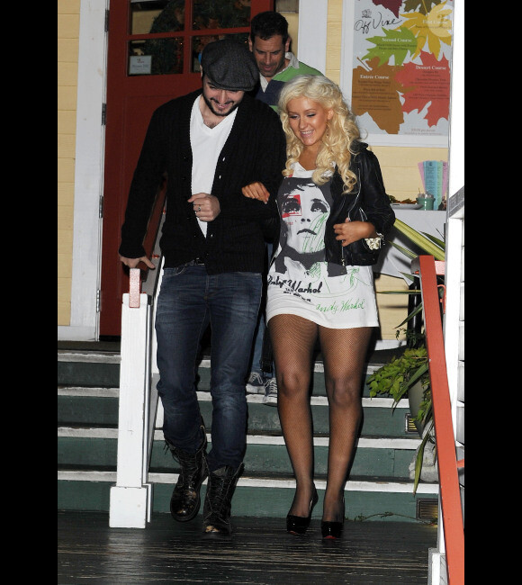 Christina Aguilera toute joyeuse et son copain Matt Rutler à la sortie du restaurant Off Wine à Los Angeles, le 17 octobre 2011