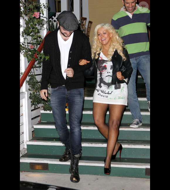 Christina Aguilera et son copain Matt Rutler très amoureux à la sortie du restaurant Off Wine à Los Angeles, le 17 octobre 2011
