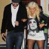 Christina Aguilera très bronzée et son copain Matt Rutler à la sortie du restaurant Off Wine à Los Angeles, le 17 octobre 2011