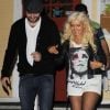 Christina Aguilera, ses collants résilles et son copain Matt Rutler à la sortie du restaurant Off Wine à Los Angeles, le 17 octobre 2011