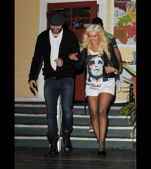 Christina Aguilera, ses collants résilles et son copain Matt Rutler à la sortie du restaurant Off Wine à Los Angeles, le 17 octobre 2011
