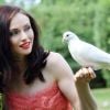 Sophie Ellis-Bextor (photo : à Londres en juin 2010 sur un shooting) et son mari Richard Jones attendent leur troisième enfant pour le printemps 2012. La chanteuse anglaise l'a annoncé elle-même sur son site officiel le 20 octobre 2011.