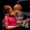 Sophie Ellis-Bextor avec son fils Sonny sur la scène du Goodwood Vintage Festival en août 2010. Le 20 octobre 2011, la chanteuse a annoncé qu'elle attendait un troisième enfant.