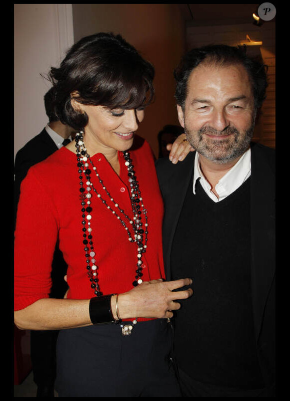 Inès de la Fressange et son compagnon Denis Olivennes lors de la soirée du magazine Tag Mag et Roger Vivier à Paris le 20 octobre 2011
