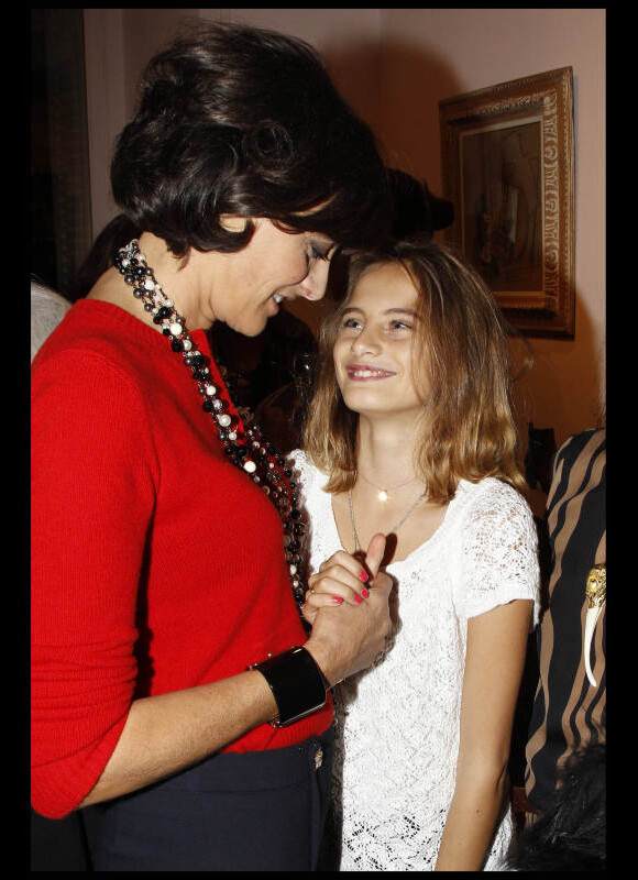 Inès de la Fressange et Violette d'Urso, son adorable fille, lors de la soirée du magazine Tag Mag et Roger Vivier à Paris le 20 octobre 2011
