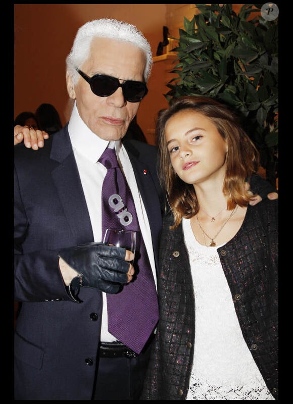 Karl Lagerfeld et Violette d'Urso lors de la soirée du magazine Tag Mag et Roger Vivier à Paris le 20 octobre 2011