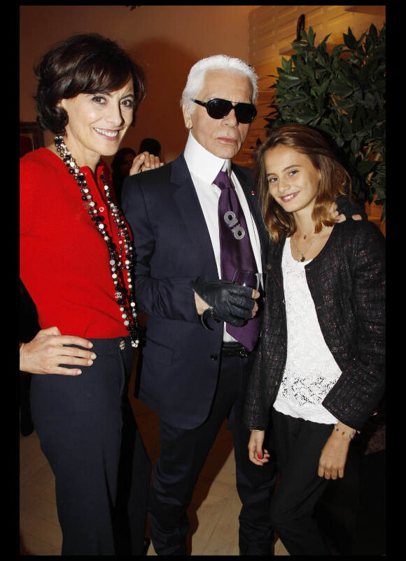 Inès de la Fressange, Karl Lagerfeld et Violette d'Urso lors de la soirée du magazine Tag Mag et Roger Vivier à Paris le 20 octobre 2011