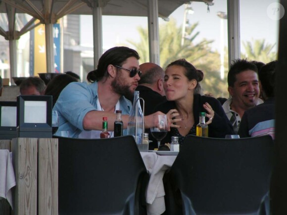 Elsa Pataky et Chris Hemsworth à la terrasse d'un restaurant, à Barcelone, le 16 octobre 2011.