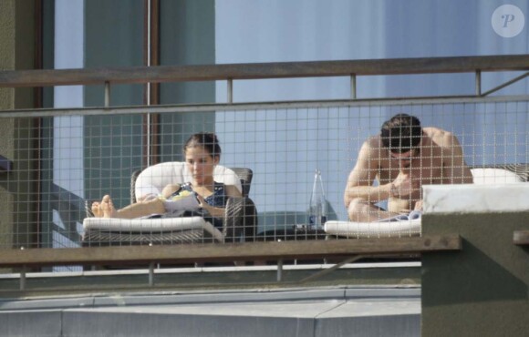 Elsa Pataky et Chris Hemsworth en pause détente sur la terrasse de leur chambre d'hôtel, à Barcelone, le 16 octobre 2011.