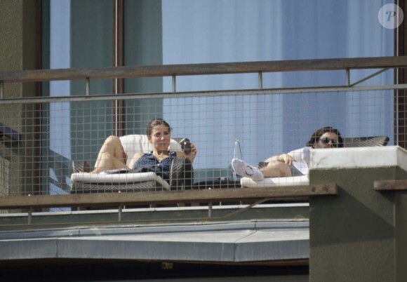 Elsa Pataky et Chris Hemsworth en pause détente sur la terrasse de leur chambre d'hôtel, à Barcelone, le 16 octobre 2011.