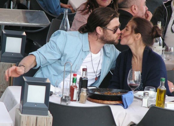 Elsa Pataky et Chris Hemsworth partagent un petit bisou, à Barcelone, le 16 octobre 2011.