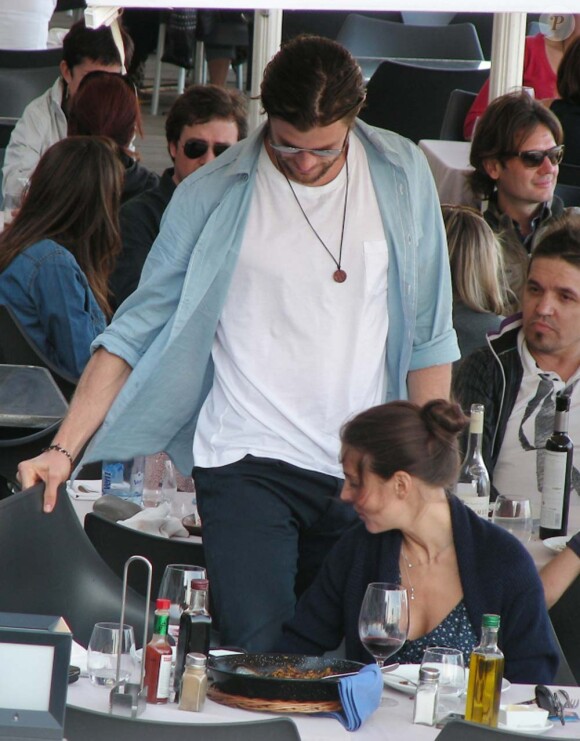 Elsa Pataky et Chris Hemsworth, à Barcelone, le 16 octobre 2011.