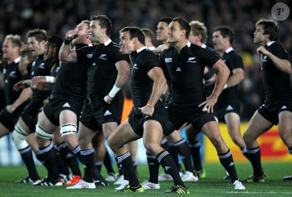 Les All Blacks, emmenée par Piri Weepu réalise leur fameux Haka  lors de la Coupe du monde de rugby remportée 8-7 face aux Français le 23 octobre 2011 à Auckland