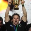 Le capitaine des Blacks Richie McCaw soulève la Coupe du monde de rugby après avoir résisté aux Français lors de la finale remportée 8-7 le 23 octobre 2011 à Auckland