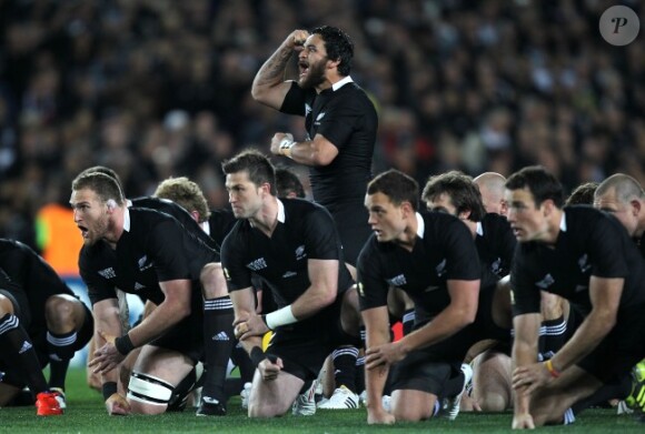 Les All Blacks, emmenée par Piri Weepu réalise leur fameux Haka  lors de la Coupe du monde de rugby remportée 8-7 face aux Français le 23 octobre 2011 à Auckland