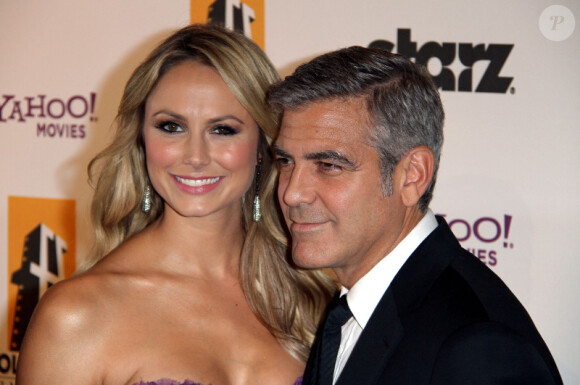 Stacy Keibler et George Clooney à Los Angeles pour le gala de la chaîne Starz le 24 octobre 2011.
