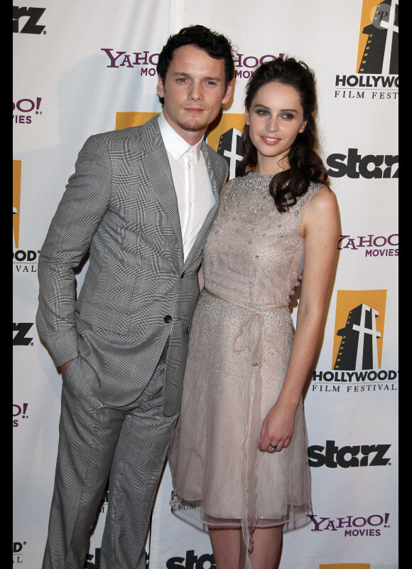 Anton Yelchin et Felicity Jones à Los Angeles pour le gala de la chaîne Starz le 24 octobre 2011.