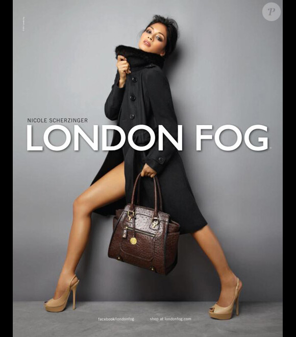 La chanteuse Nicole Scherzinger dévoile ses superbes jambes pour la marque américaine London Fog.