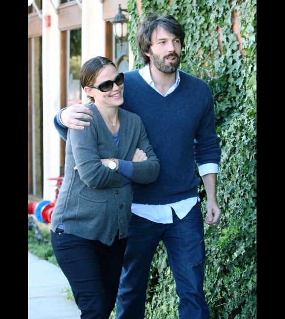 Jennifer Garner lors d'une balade et d'un déjeuner romantique avec son mari Ben Affleck à Brentwood, Los Angeles, le 27 octobre 2011. Le couple est plus complice que jamais. 