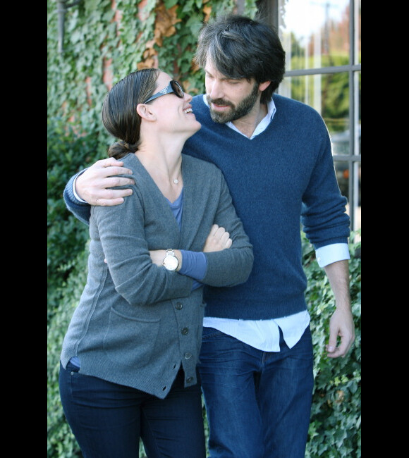 Un couple très complice : Jennifer Garner lors d'une balade et d'un déjeuner romantique avec son mari Ben Affleck à Brentwood, Los Angeles, le 27 octobre 2011