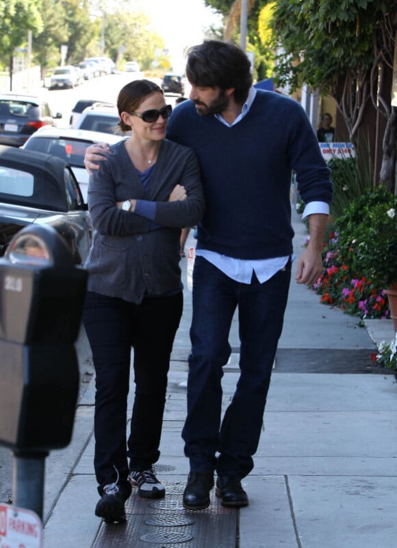 Jennifer Garner lors d'une balade et d'un déjeuner romantique avec son  mari très attentionné Ben Affleck à Brentwood, Los Angeles, le 27 octobre 2011