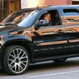 Paris Hilton dévale les rues de Beverly Hills avec son énorme 4x4 hybride. Le 27 octobre 2011. 