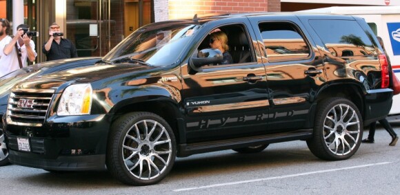Paris Hilton dévale les rues de Beverly Hills avec son énorme 4x4 hybride. Le 27 octobre 2011.