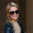 Paris Hilton, inséparable de son Blackberry Torch blanc, se rend à son bureau. Beverly Hills, le 27 octobre 2011. 