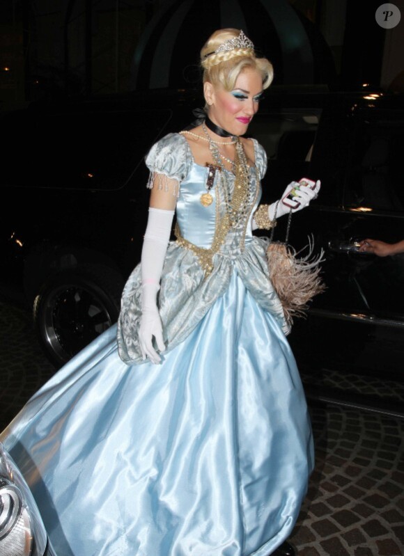 Gwen Stefani arrive à une soirée d'Halloween déguisée en Cendrillon le 29 octobre 2011
