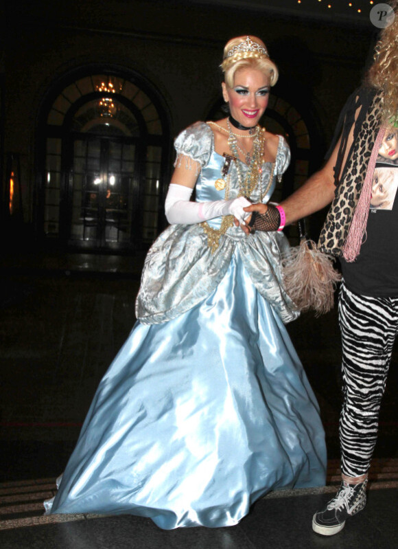 Gwen Stefani arrive à une soirée d'Halloween déguisée en Cendrillon le 29 octobre 2011