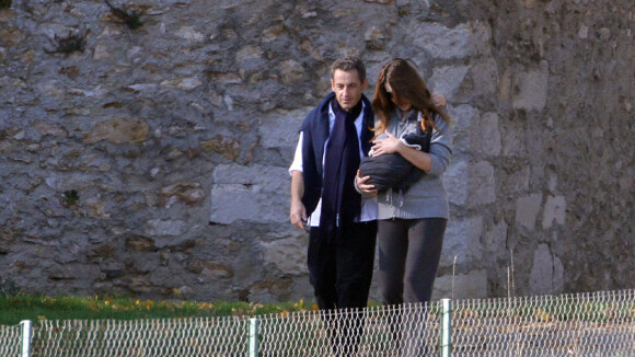 Giulia Sarkozy : Promenade au grand air avec papa et maman !