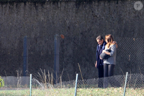 Nicolas et Carla Sarkozy avec leur petite Giulia à La Lanterne, le 31 octobre 2011