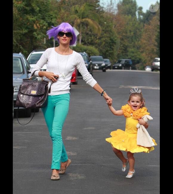 Alessandra Ambrosio et sa petite Anja : déguisées, elles se rendent à une fête d'Halloween chez des amis à Los Angeles le 30 octobre 2011