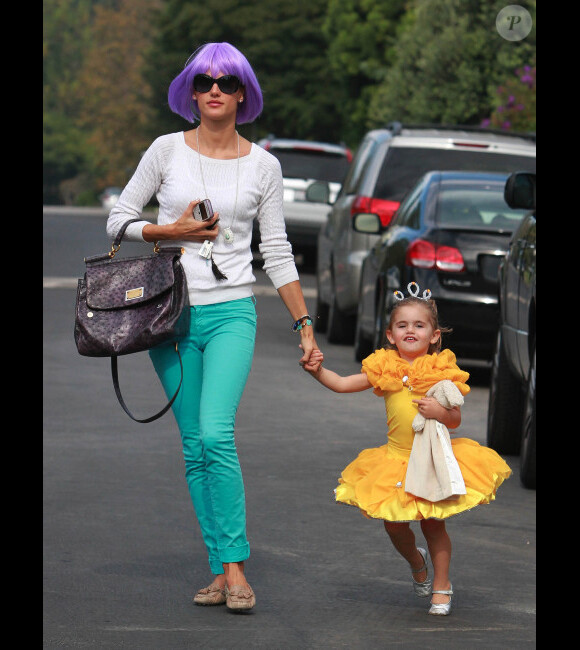 Alessandra Ambrosio accompagne sa fille Anja à une fête d'Halloween chez des amis à Los Angeles le 30 octobre 2011