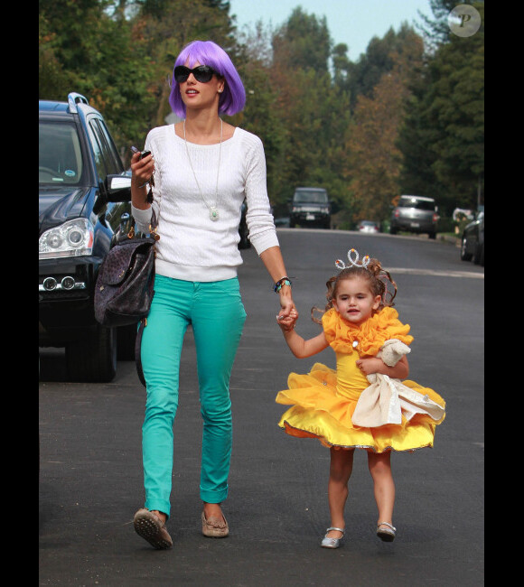 Alessandra Ambrosio accompagne sa fille Anja à une fête d'Halloween chez des amis à Los Angeles le 30 octobre 2011