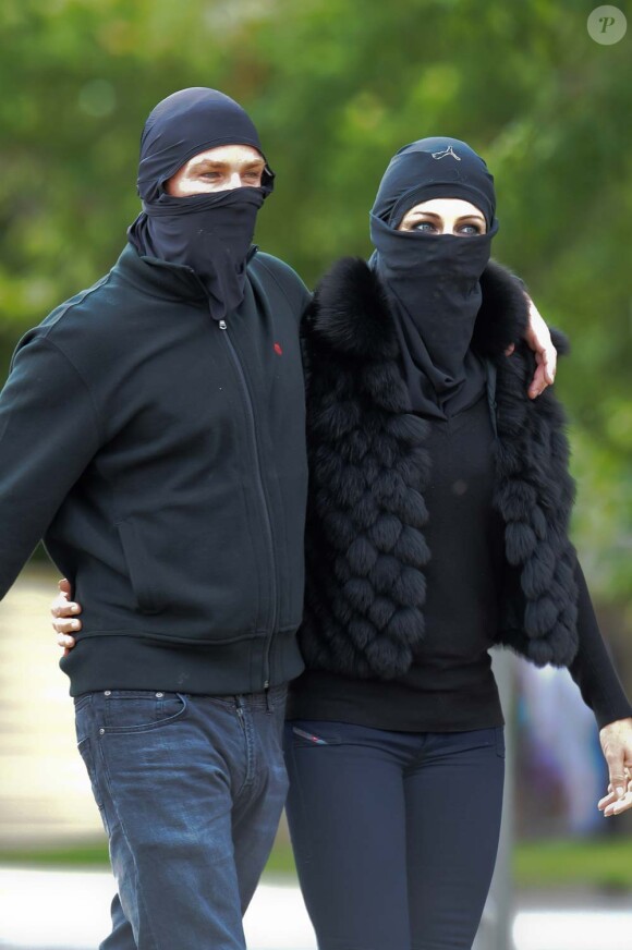 Elizabeth Hurley et Shane Warne dans les rues de Melbourne, le 30 octobre 2011.