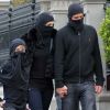 Elizabeth Hurley, son fils Damian et son fiancé Shane Warne dans les rues de Melbourne, le 30 octobre 2011.