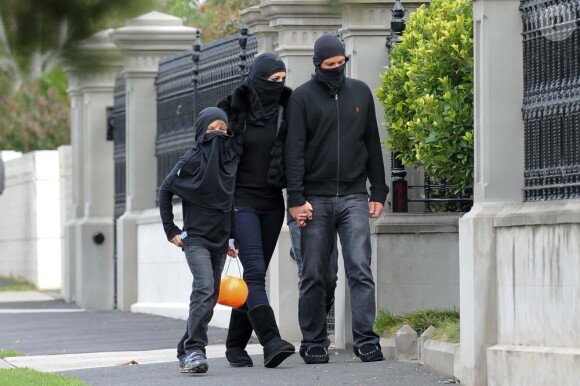 Elizabeth Hurley, son fils Damian et son fiancé Shane Warne dans les rues de Melbourne, le 30 octobre 2011.