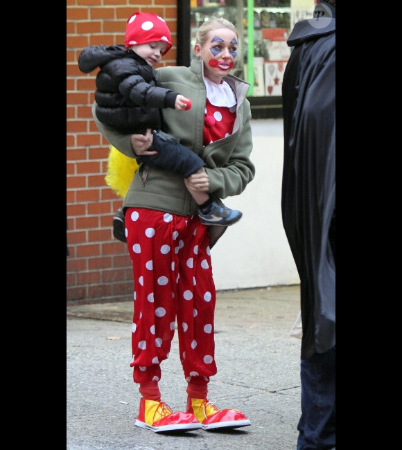 Naomi Watts avec son fils Samuel, en balade à New York le 31 octobre 2011, déguisés pour Halloween