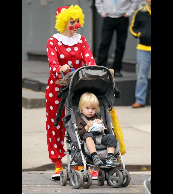 Naomi Watts et son fils Samuel en balade à New York le 31 octobre 2011, déguisés pour Halloween